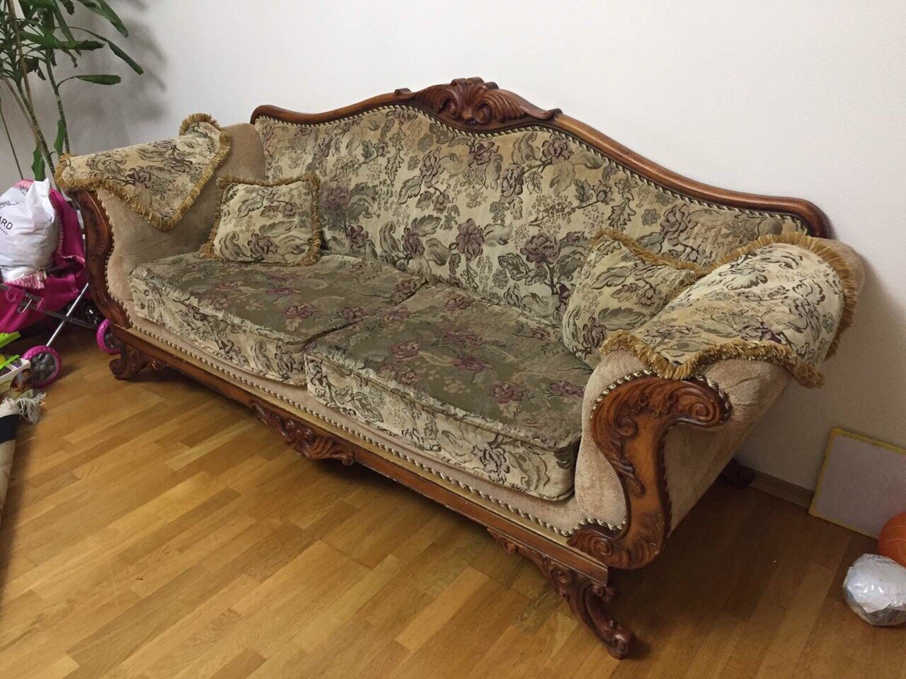 диван классический раскладной с резными боковинами, диван классика, мягкая мебель, старинный диван, старый диван