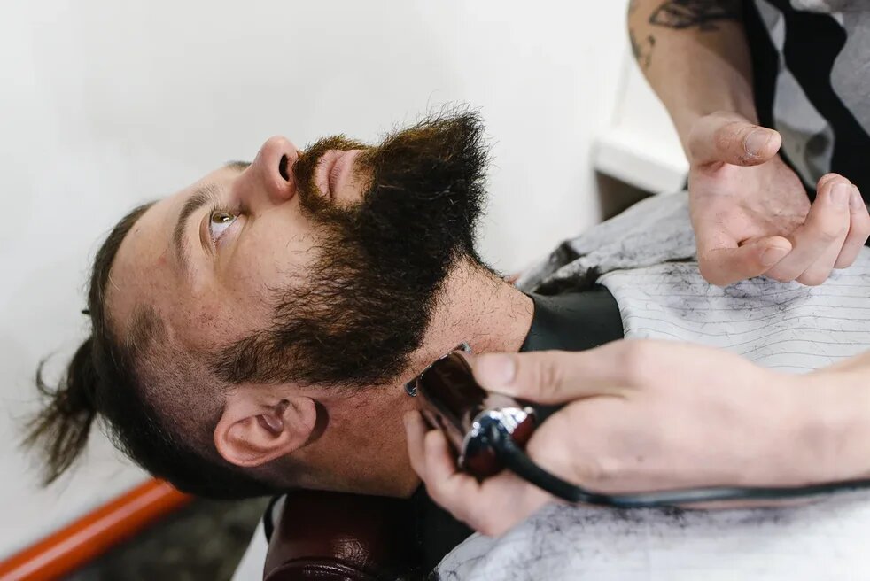 мужчины, барбершоп, мытьё головы в мужской парикмахерской, барбер, barber