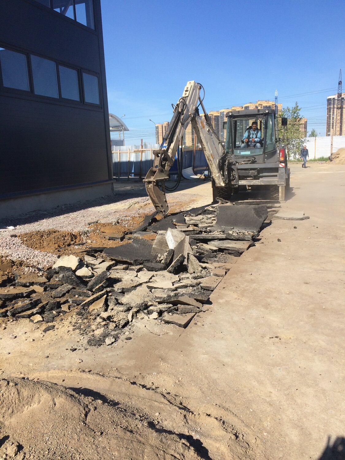 Отсыпка щебня экскаватором погрузчиком - 88 фото