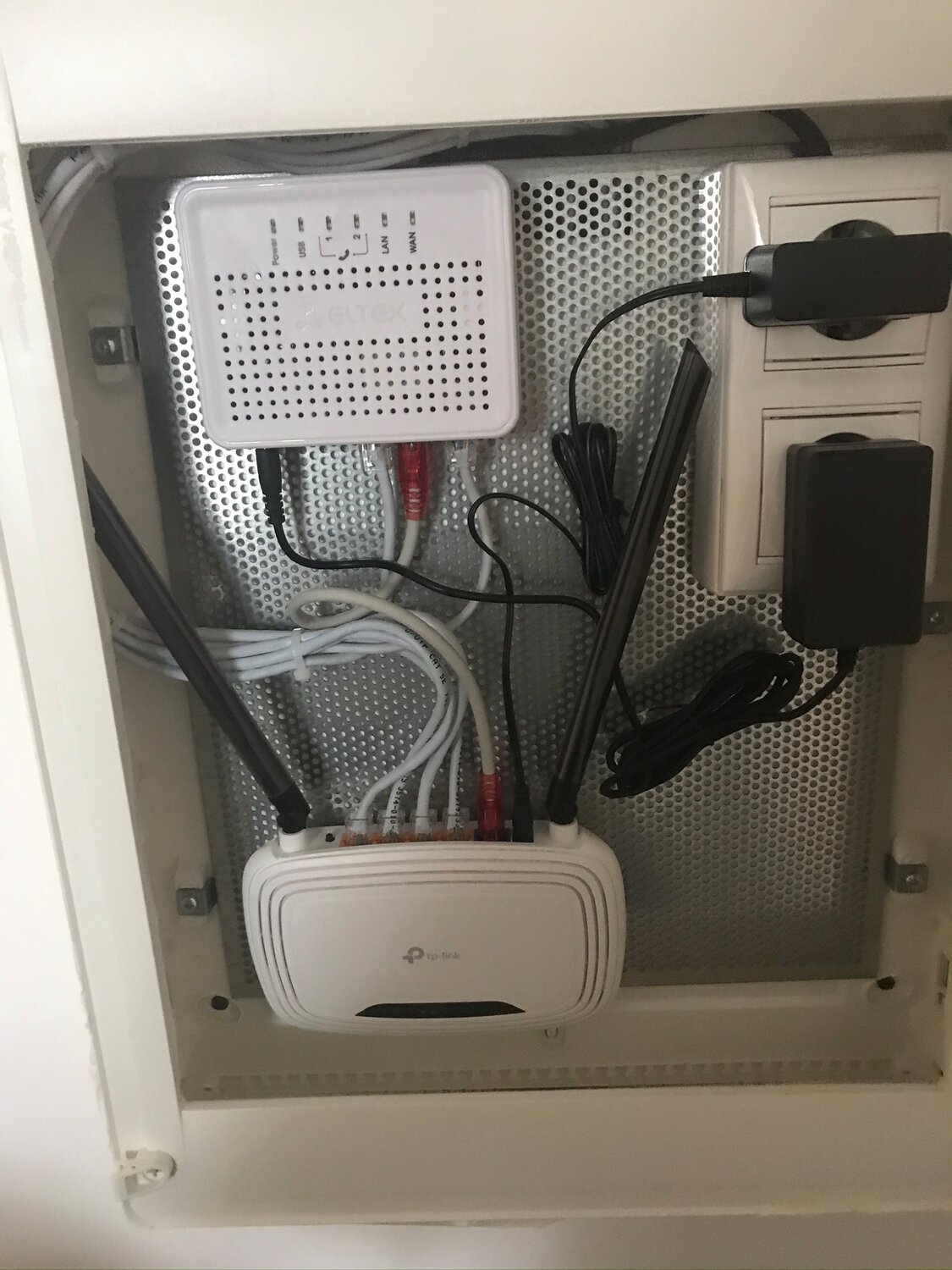 роутер в щитке слаботочки, слаботочная разводка, abb uk520 слаботочный, слаботочный щит crosser r-2, резервный источник питания для видеонаблюдения монтаж своими руками