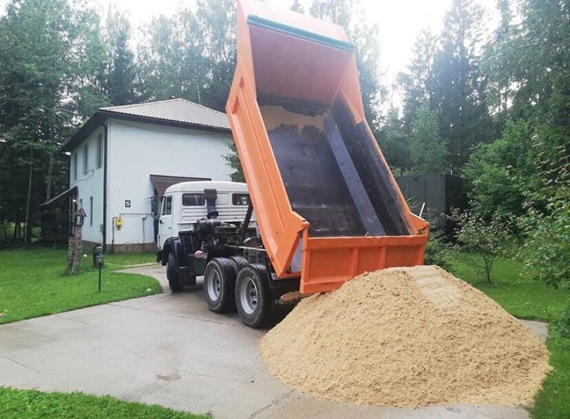асфальтная крошка 15т камаз, асфальтная крошка камаз, камаз выгружает песок, щебень, камаз 10 кубов песка