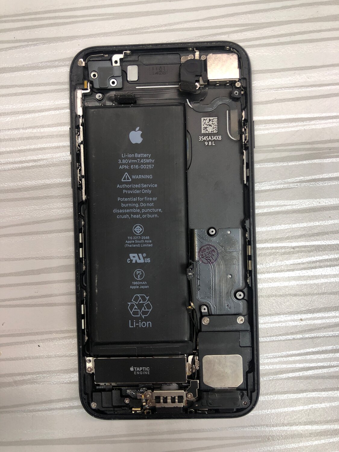 iphone 7, виброзвонок айфон 7 плюс, корпус iphone 7 в сборе, iphone 7 plus внутри, ifixit обои iphone 7 plus