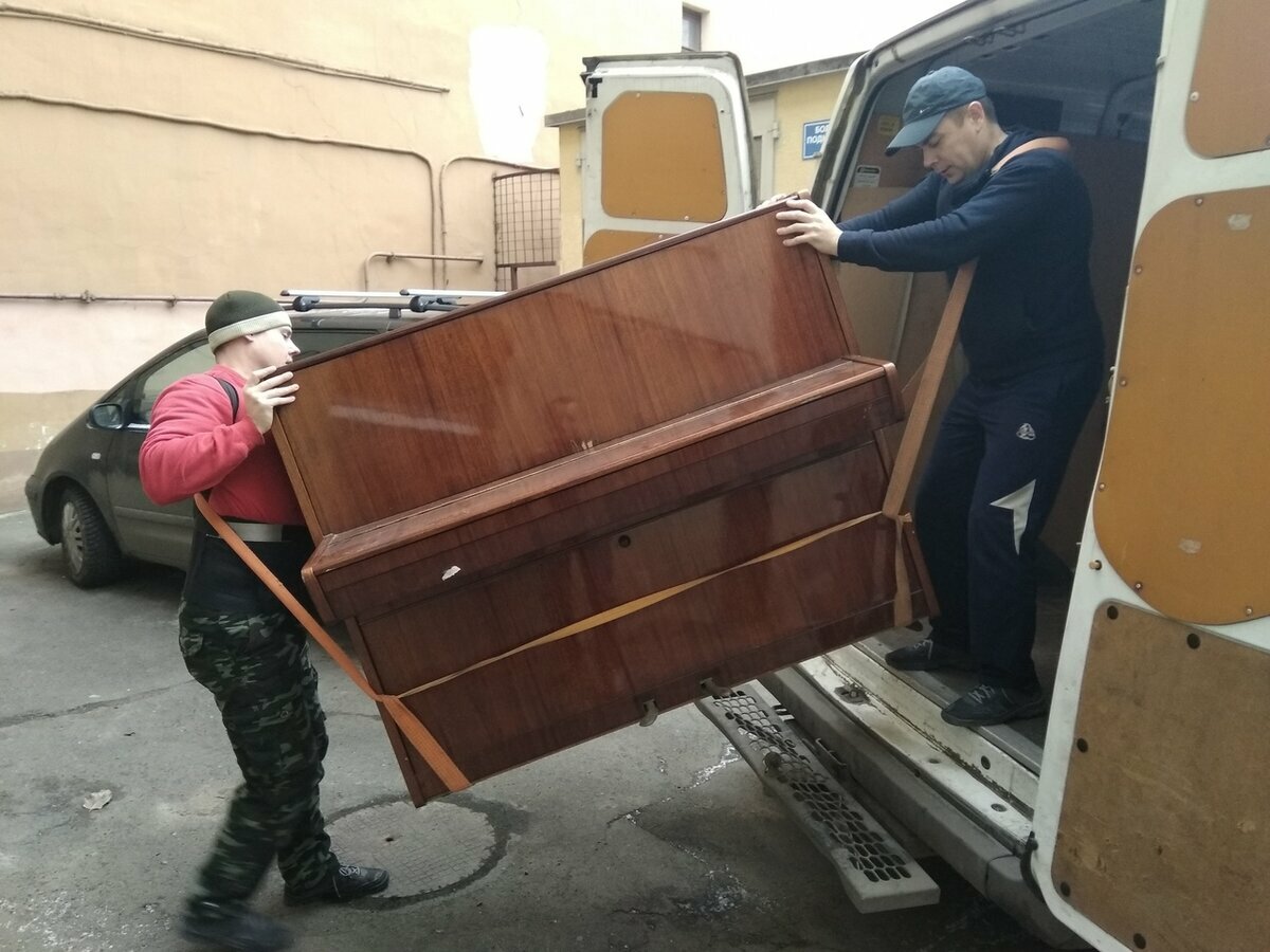 грузчики пианино, грузчики такелажники пианино, грузчик, погрузка пианино в газель, такелажные грузчики рояль
