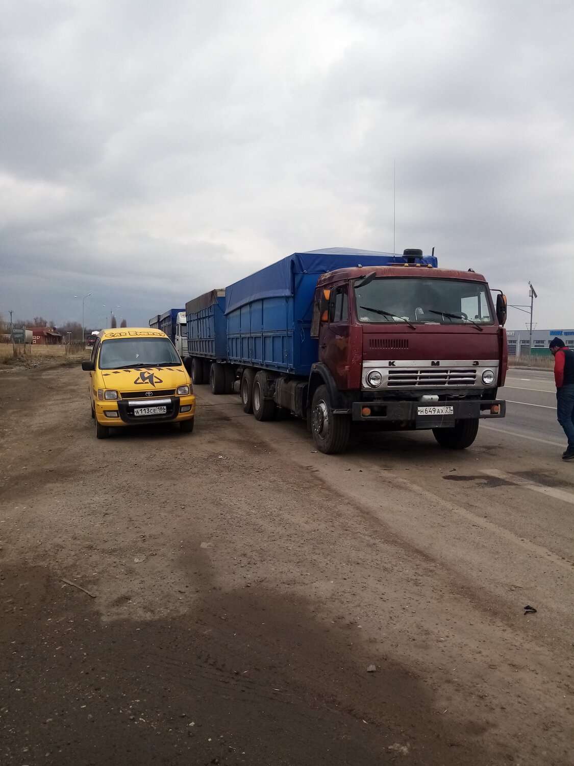 камаз зерновоз м4 дон, камаз зерновоз азов, камазы зерновозы очереди, камаз платов зерновоз, камаз с прицепом зерновоз в ржаксе