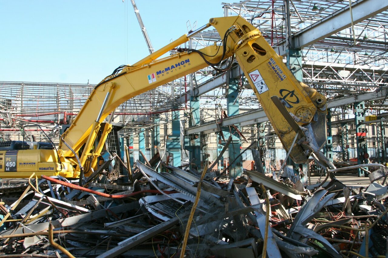 демонтаж металлоконструкций jcb 3cx, демонтаж металлолома, демонтаж металлоконструкций зданий, демонтаж металлоконструкций 400х400, спецтехника краны которые собирают склады и ангары