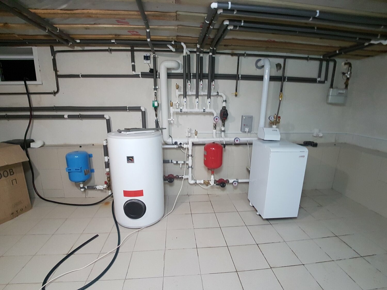 газовая котельная 30квт в частном доме, котельная с двумя напольными котлами, насос для котельной в частном доме, организация бойлерной в частном доме, геотермальный тепловой насос nibe f1155-16