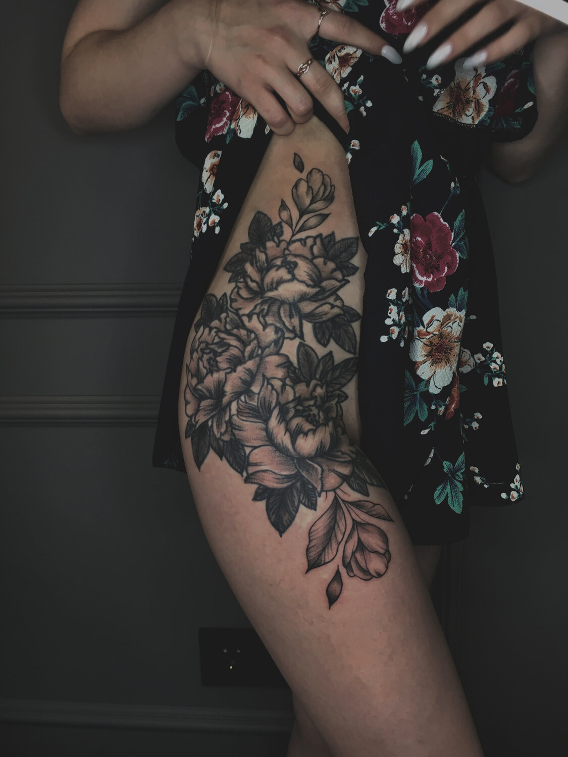тату на бедре, татуировка, татуировки цветы, tattoo, тату нижнего