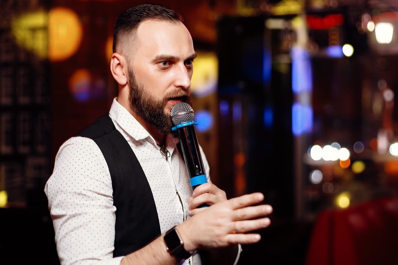 мужчина, ведущий александр щелкунов, мужчины, люди, павел