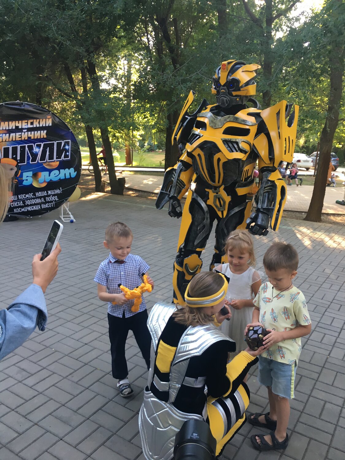 бамблби, костюм трансформера, аниматор бамблби трансформер, человек, парад коляской бамблби