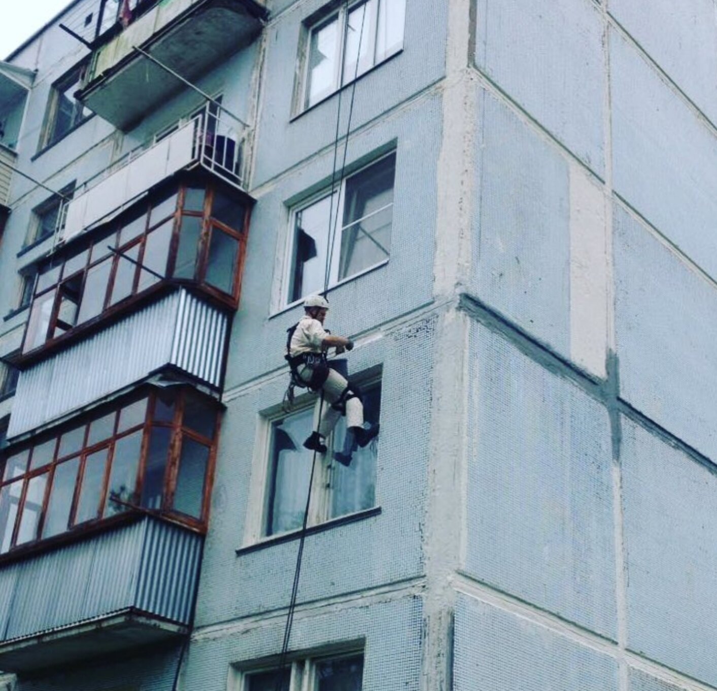 балкон фасад мкд, капремонт фасада балконов, на балконе, балкон альпинист, здание