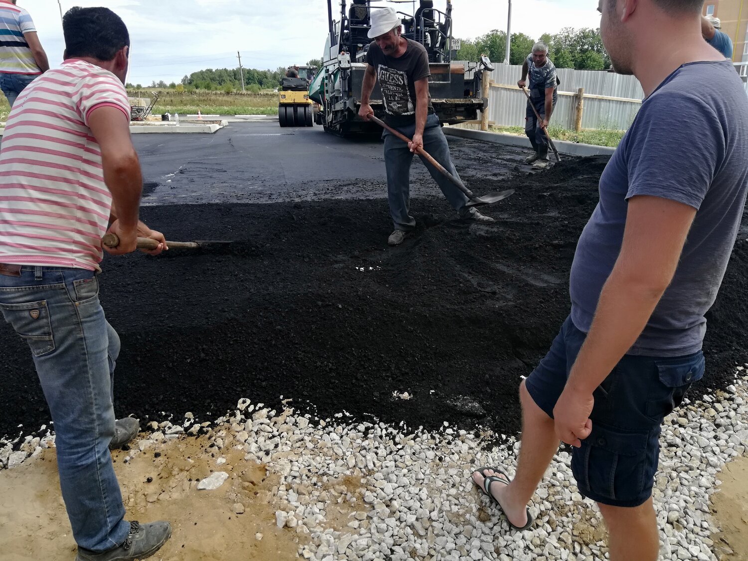асфальт, укладка асфальта вручную, кто строит дороги, дорожные работы, асфальтобетон