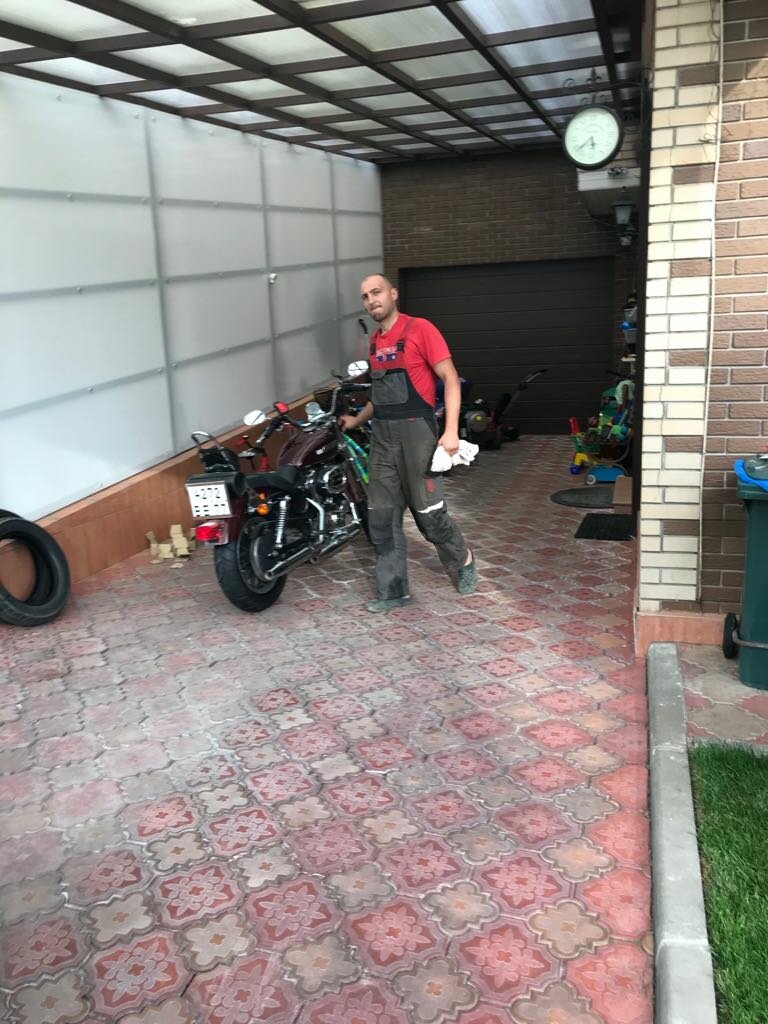 маленький гараж для мотоцикла, мотоцикл, motorcycle kickstart, байк, мотоцикл ездит по стенам