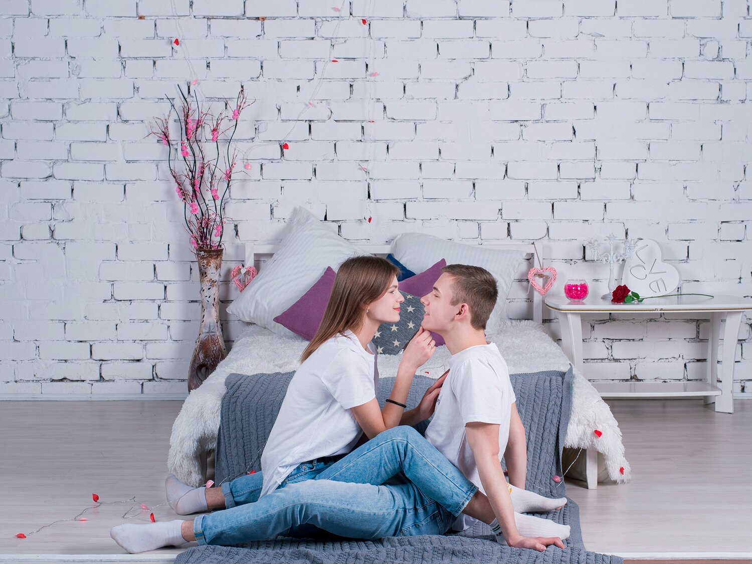 фотосъемка love story, семья на фоне стены, фотосессия на 14 февраля в студии, идеи для фотосессии вдвоем, фотосессия