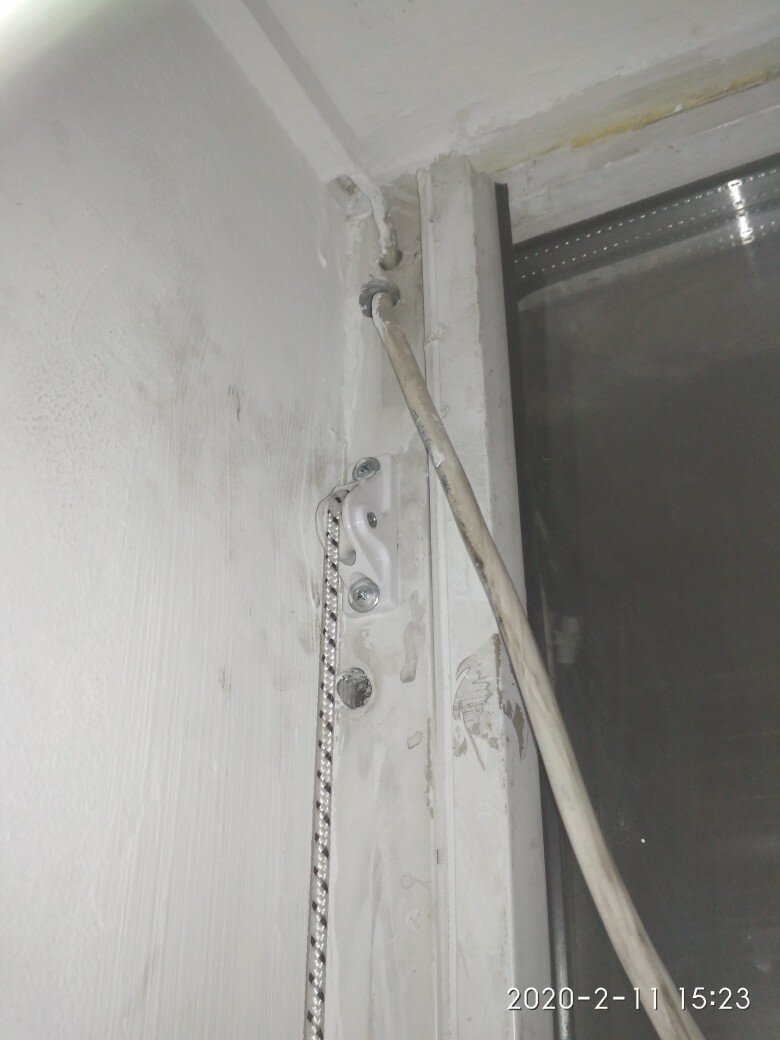 штукатурный маяк для откосов оконных, сломанное пластиковое окно, розетки в панельном доме, пластиковое окно, штроба