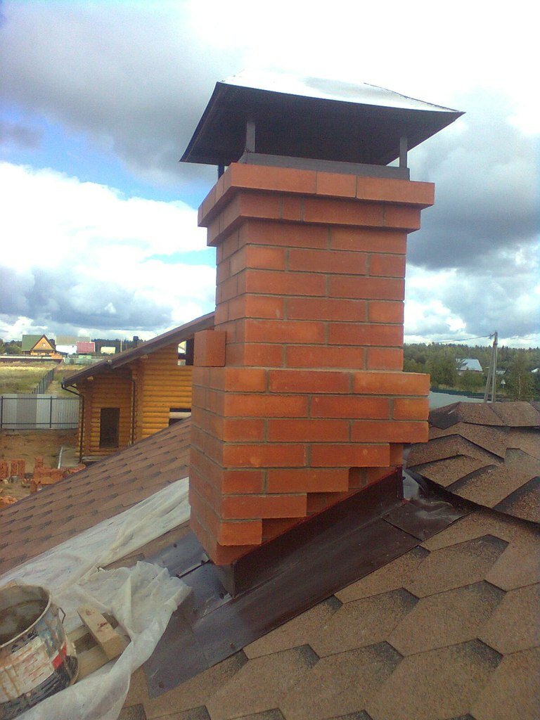 печная труба на крыше из кирпича, кирпичный дымоход, оголовок кирпичной трубы, кирпичная труба на крыше, кирпичная труба