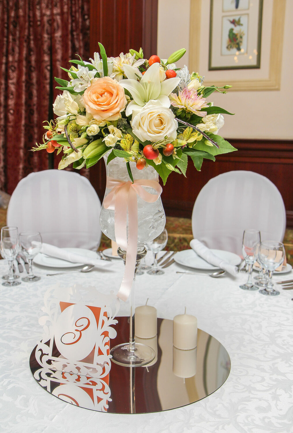 композиции для свадебного стола дизайн, свадебные композиции на стол, декор стола цветами ресторан, цветочные композиции в высоких вазах, композиция на банкетный стол