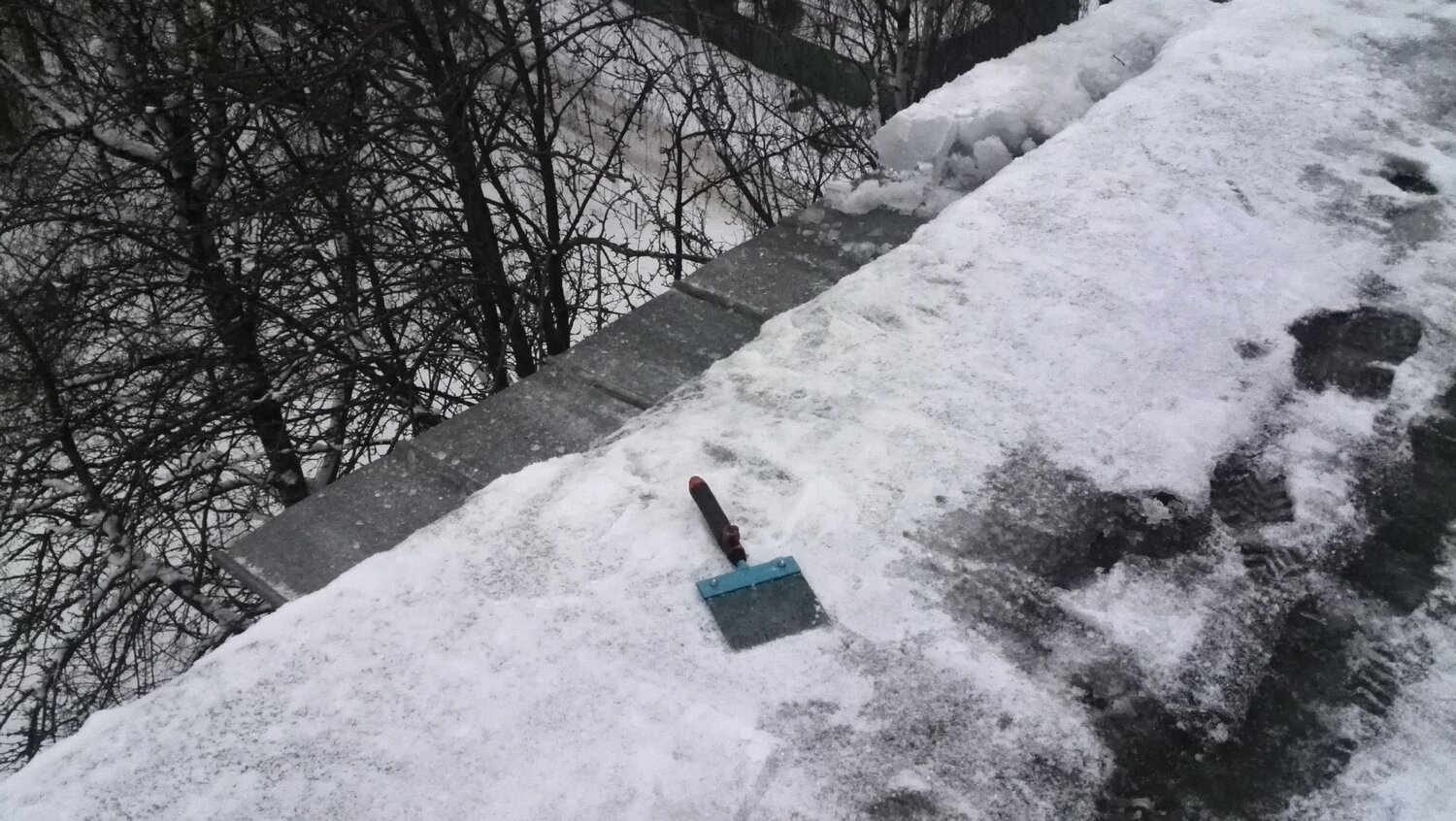 снег, после зимы, занесло снегом тротуар в сибири, ледяная дорожка, внезапно выпал снег