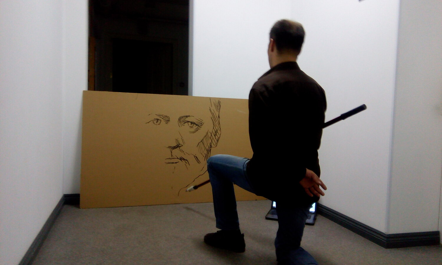 человек, картина, people looking at art, современное искусство, строгая