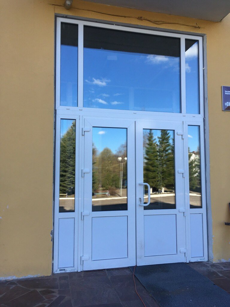окно и двери из пвх и алюминия, окна, пластиковая дверь входная со стеклом с форточкой, входная группа пвх белая, пвх дверь с окном для выдачи товара