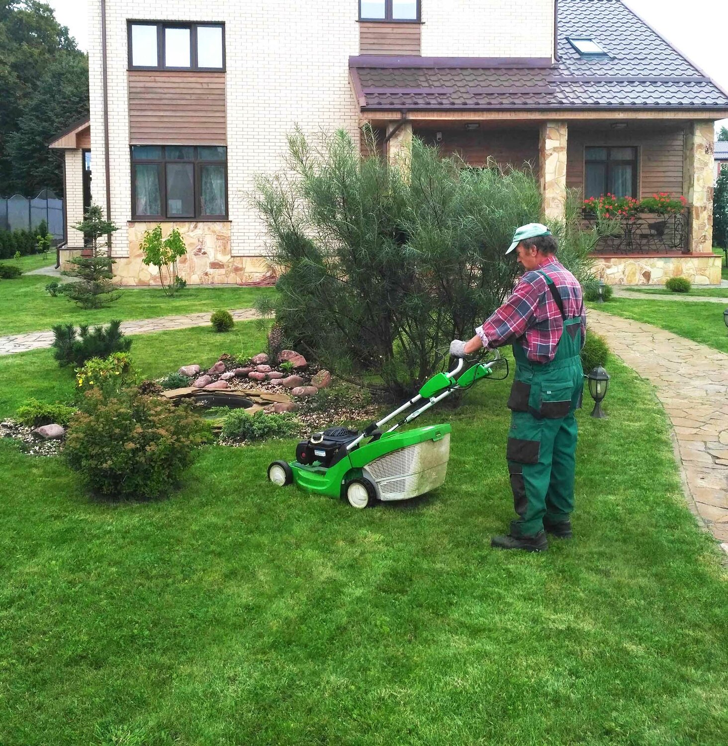 стрижка газона услуги, stihl машина для прочесывания газона, газонокосилка, покос газона, caiman стрижка газона