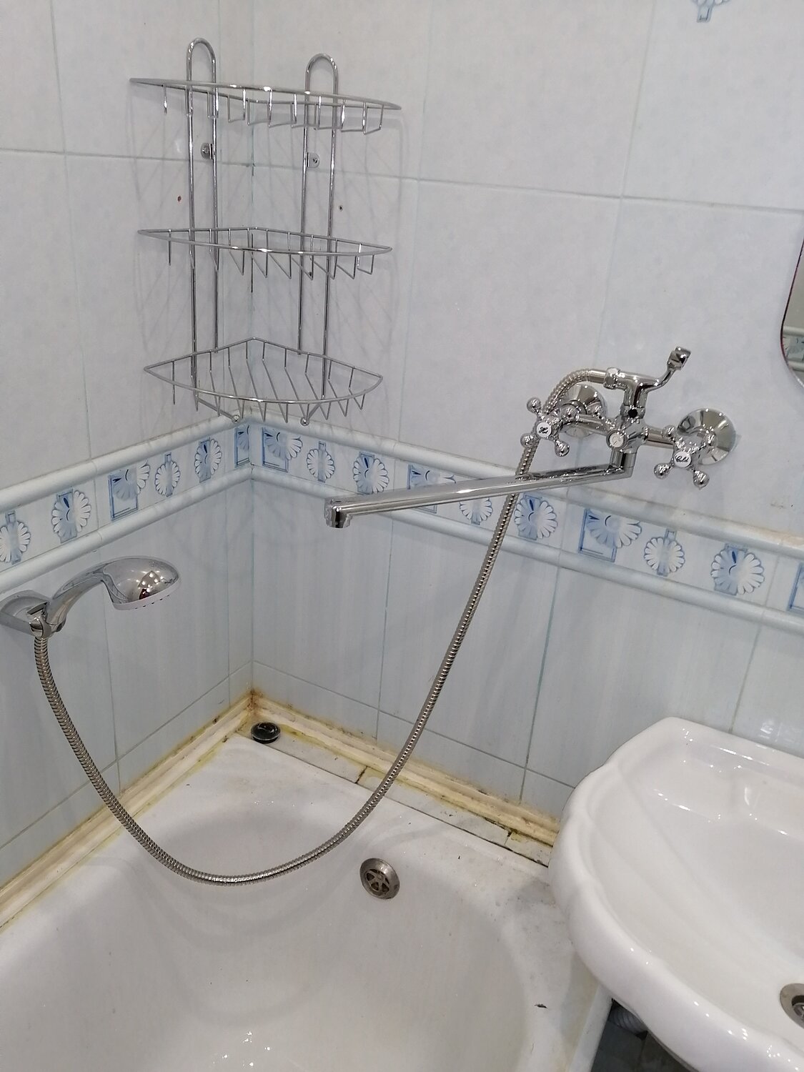 ванн, плитка для ванной от застройщика, ванная комната, квартира, смеситель