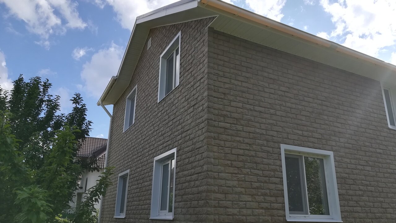 отделка фасада дома из сип панелей фасадной плиткой технониколь hauberk, фасадная плитка технониколь hauberk серо-бежевый кирпич, docke фасадные панели burg 0.42 м2, сайдинг дома венецианский кирпич, фасадные панели т-сайдинг модерн