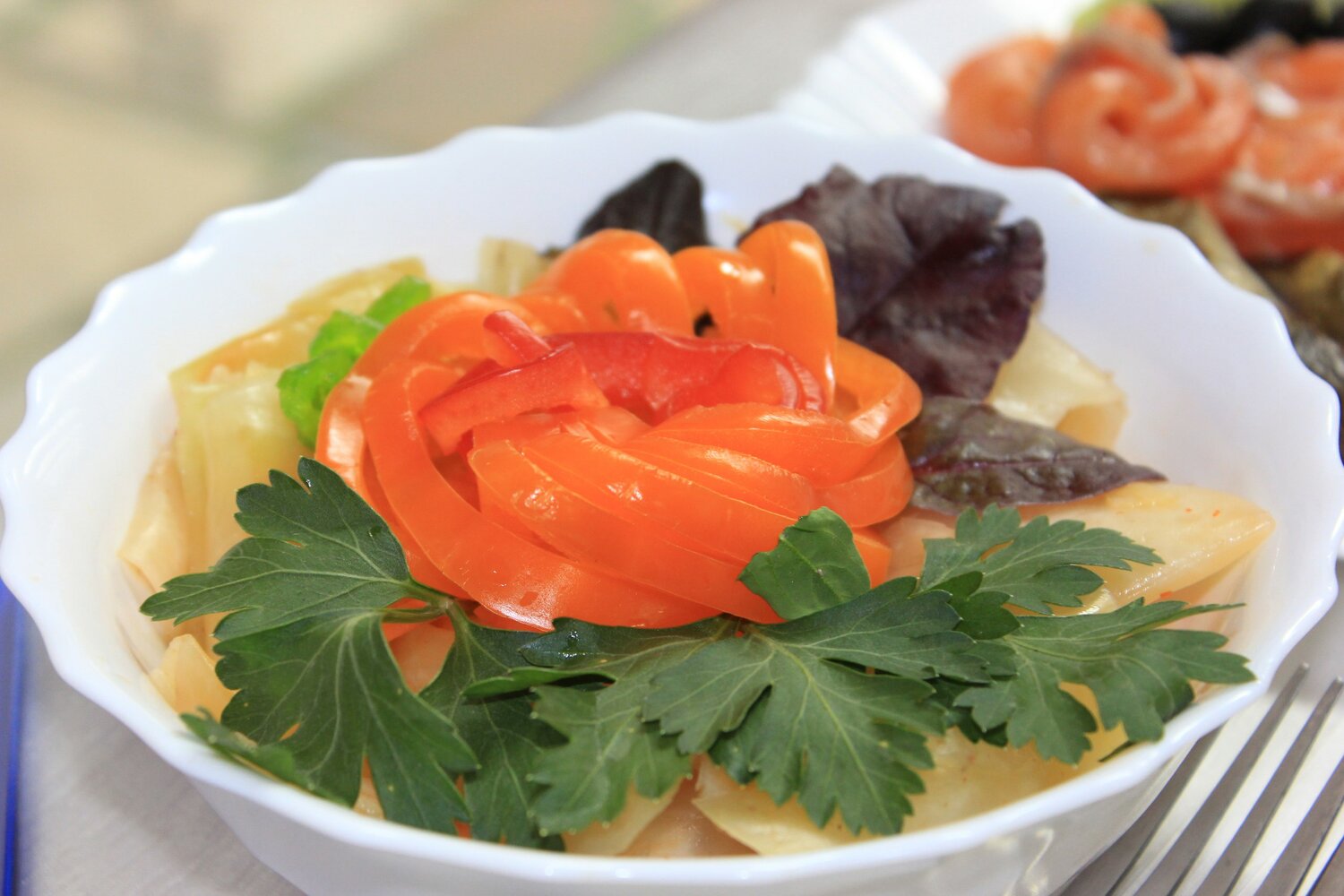 рыбные закуски, закуска, овощная нарезка, нарезка овощей с зеленью, овощное ассорти