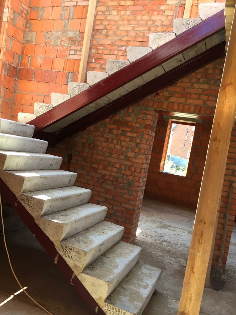 монолитные лестницы из бетона с забежными ступенями, лестницы, лестница в подвал, лестница с бетонными ступенями на металлическом каркасе, бетонная лестница