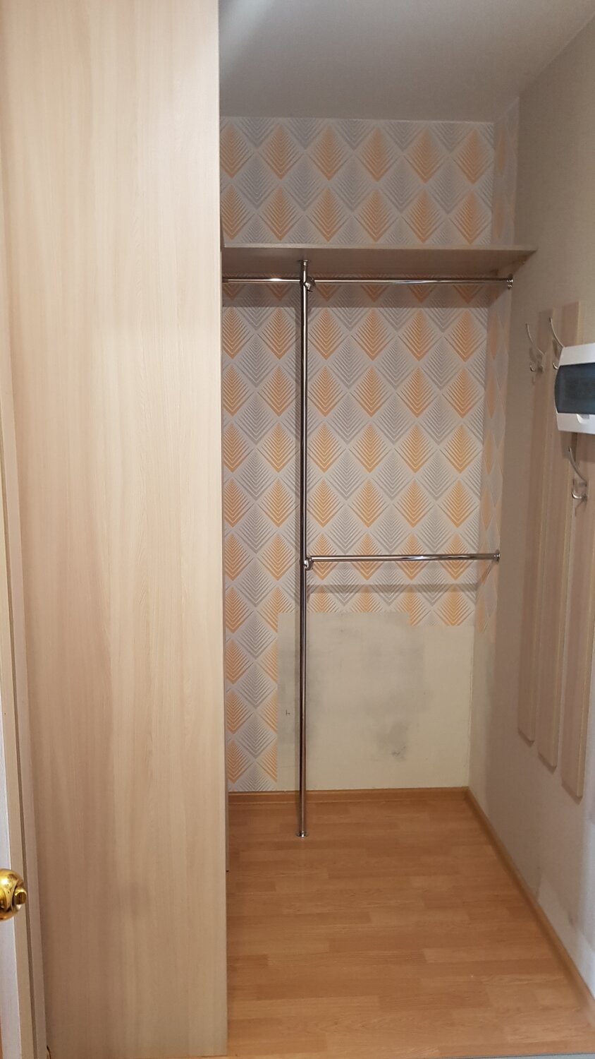 гардеробная комната, гардеробная 1, гардеробная из кладовки, гардеробная в кладовке 1.2 на 1.5 кв.м в хрущевке, гардеробная из штанг