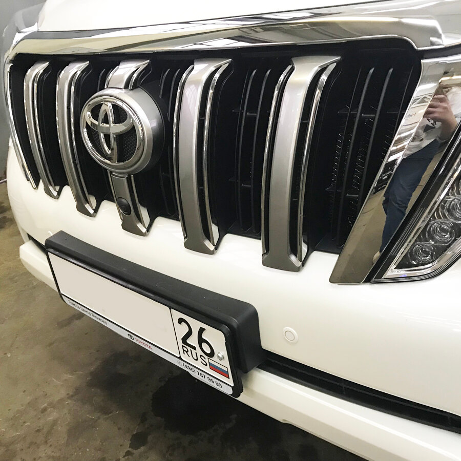 toyota land cruiser prado, toyota land cruiser, хромированная решётка на тойота лэнд крузер прадо 150, передняя решетка прадо 150 2013, рестайлинг прадо 150 2018 решетка радиатора