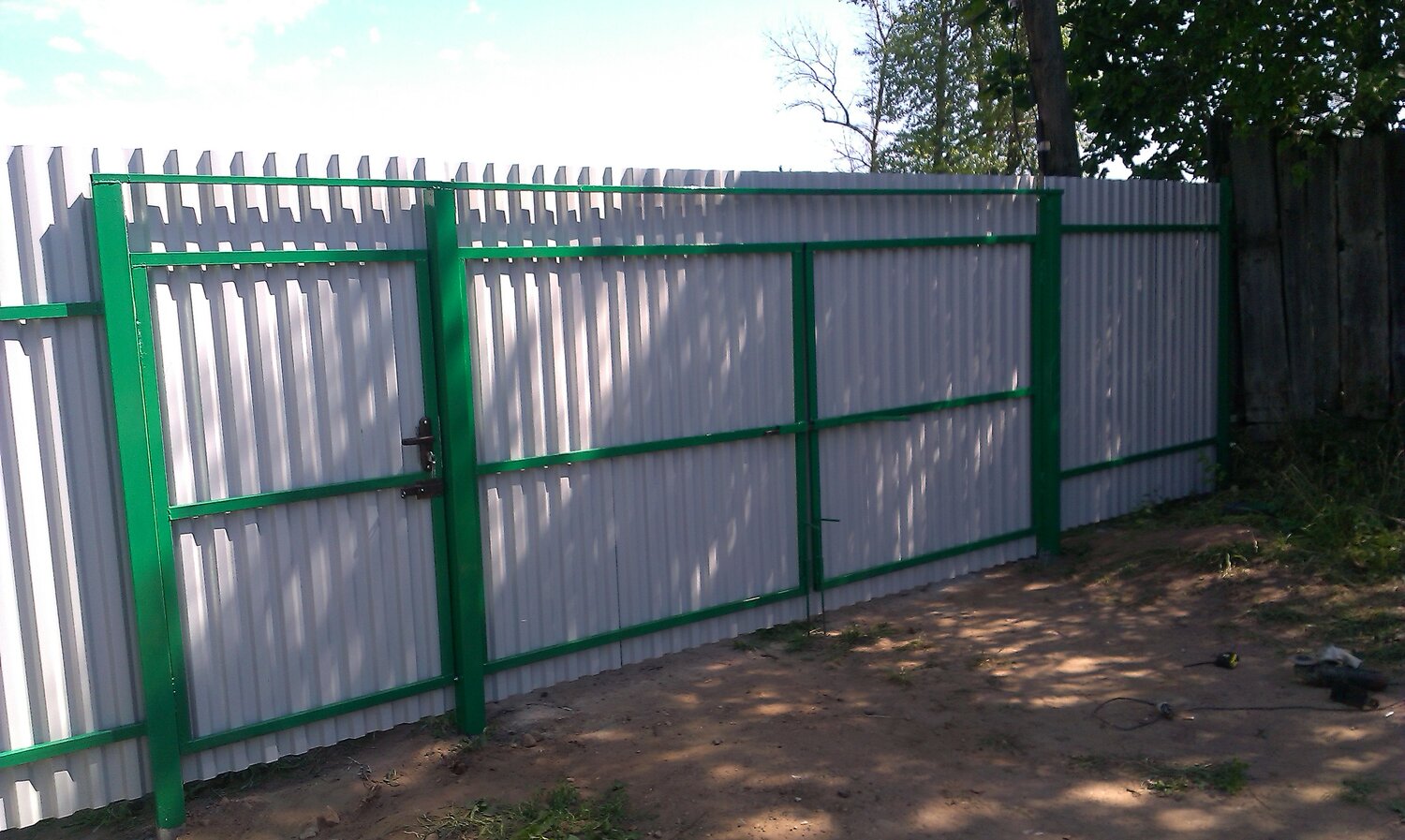 забор из профлиста, забор с калиткой из профнастила секционные, ворота с калиткой для дачи из профнастила, забор из профнастила, дачные ворота с калиткой из профнастила