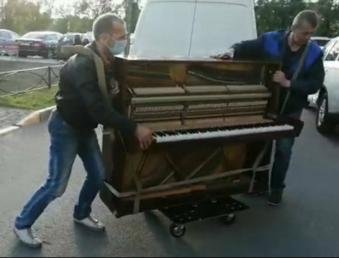 грузчики пианино, пианино, грузчики уронили пианино, погрузить пианино, погрузка пианино