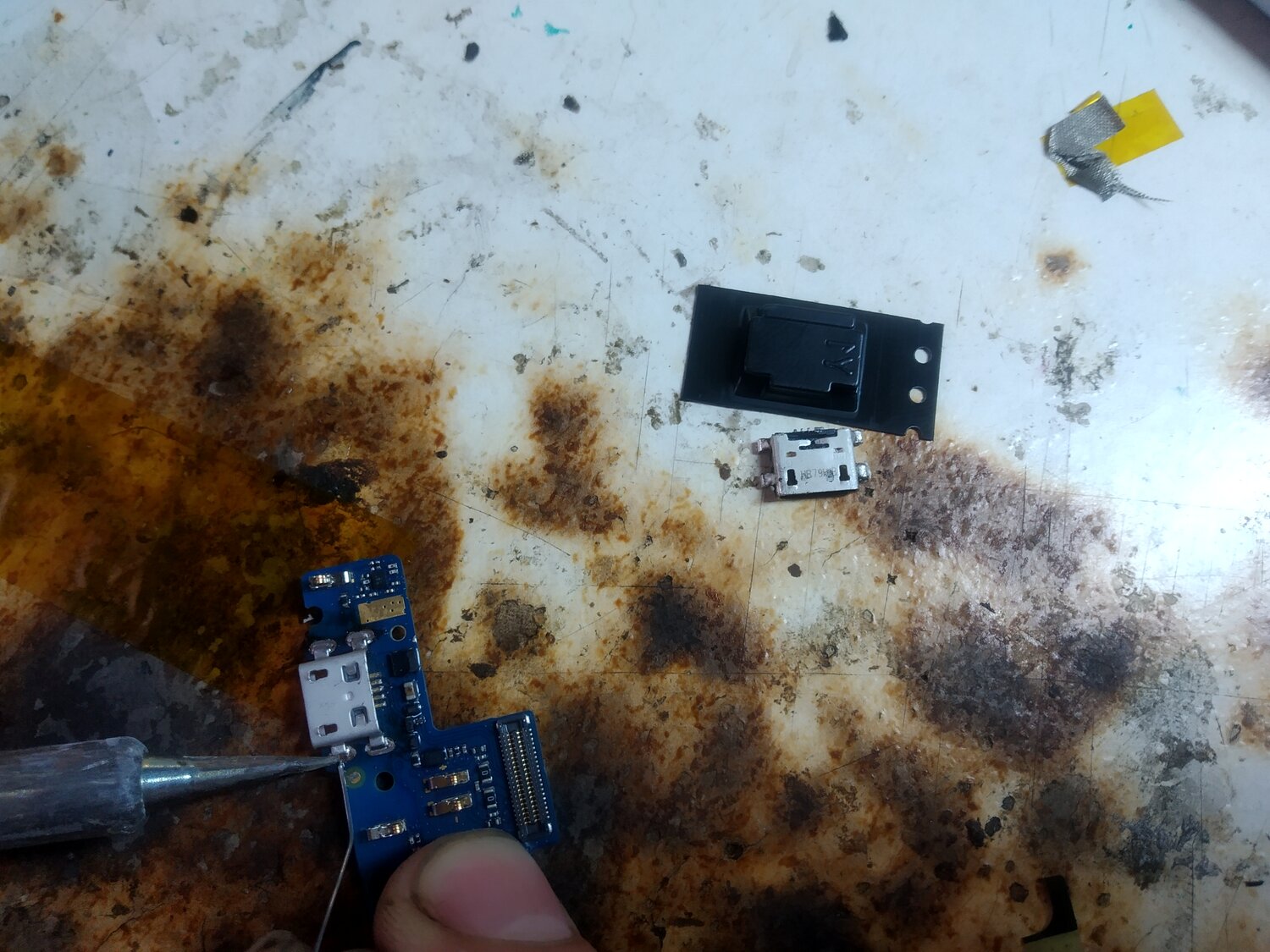 замкнуло гнездо зарядки планшета, перепайка микро usb паяльником, плат, восстановление, сотовый телефон