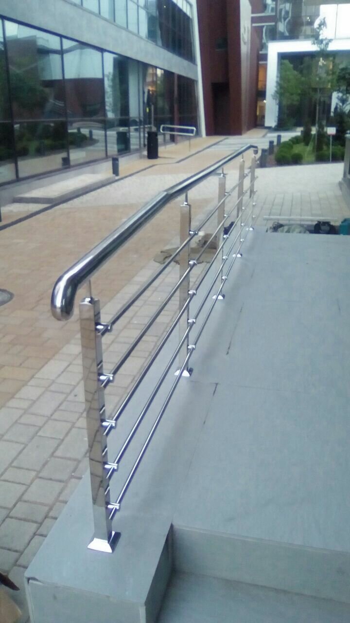 ограждение пандуса из нержавеющей стали, ограждение пандуса, ограждение пандуса с дополнительным поручнем, хромированные перила на пандусе, перила для пандуса для инвалидов