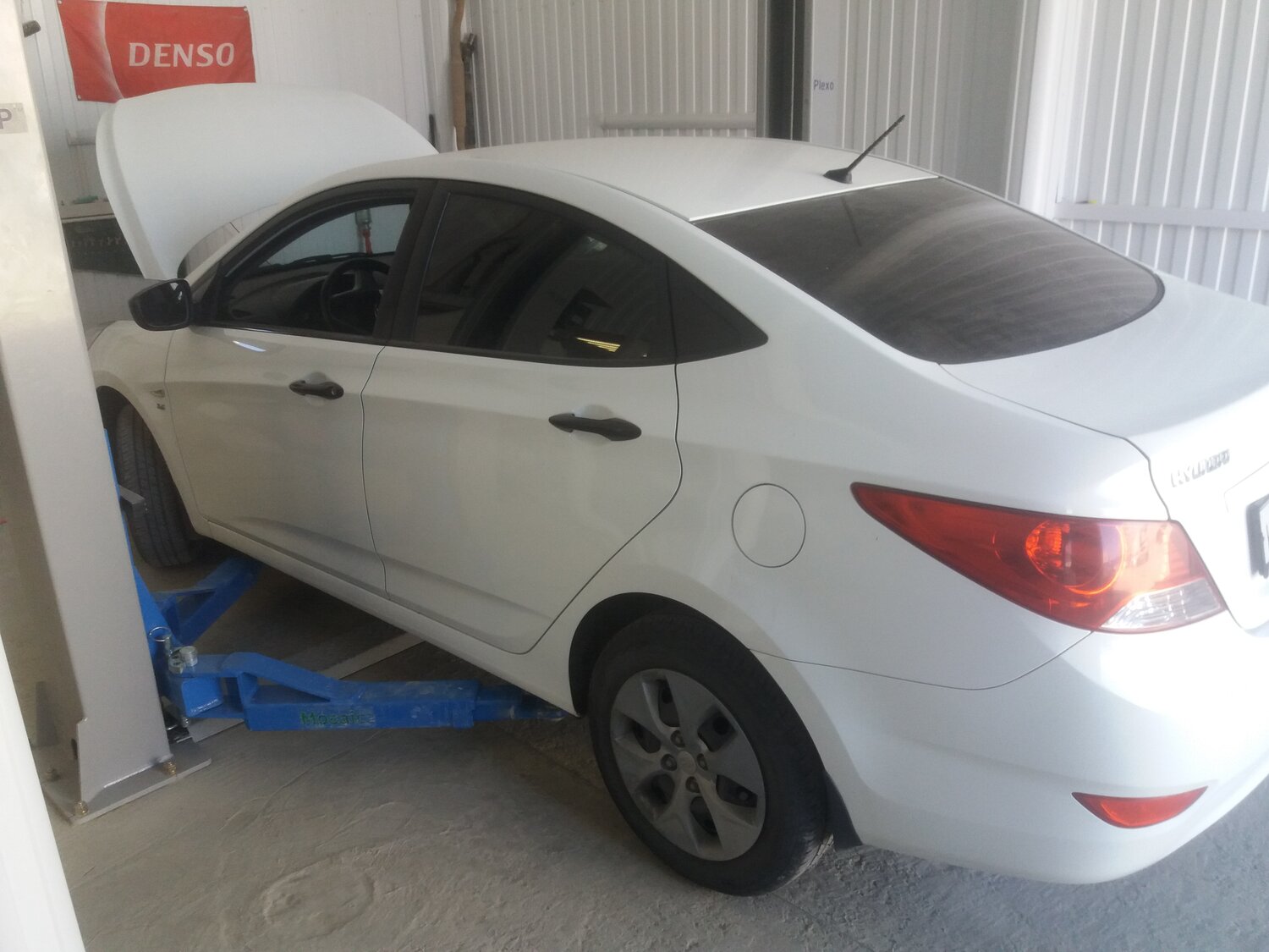 hyundai solaris, хендай солярис 2013 белый, белый солярис драйв, белый солярис на мойке, солярис