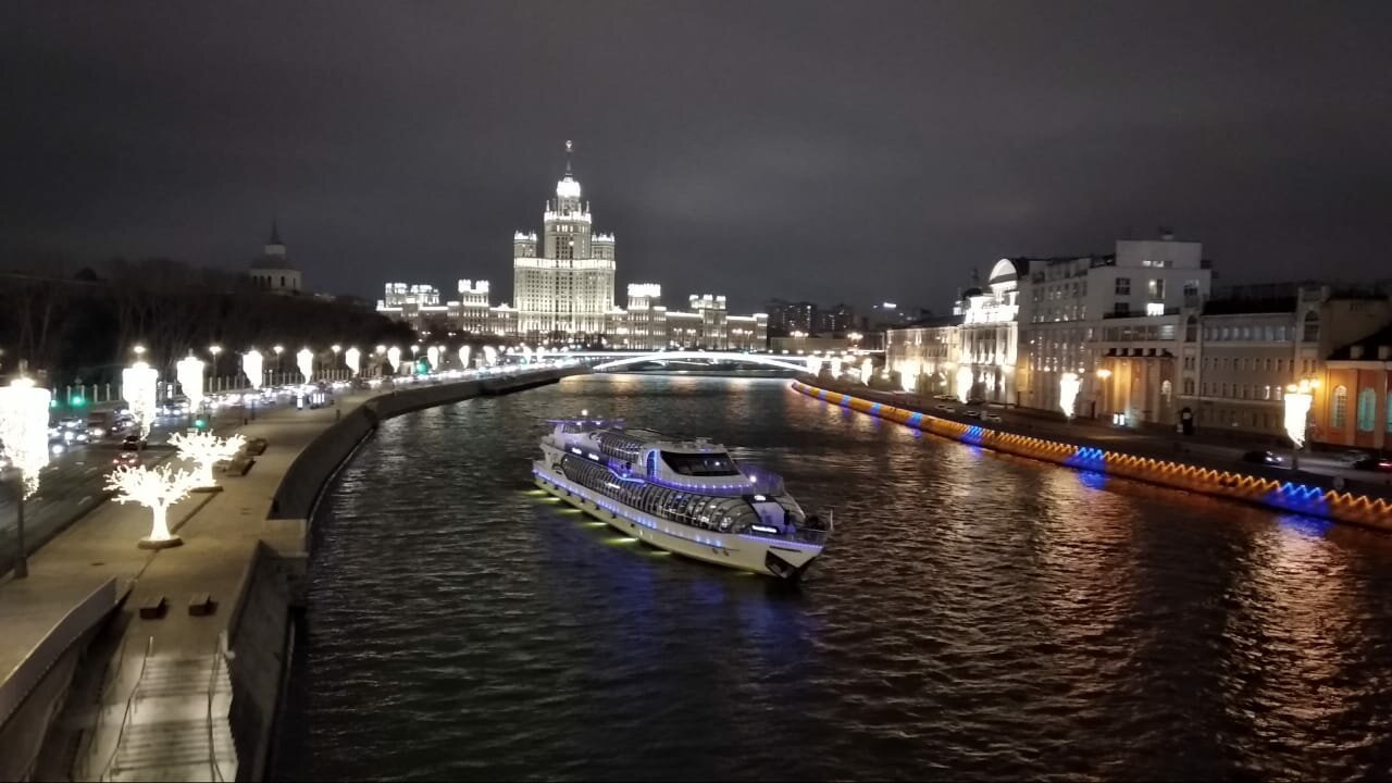 ночная москва с парящего моста, парк зарядье москва ночь 2020, ночная москва зарядье, теплоход рэдиссон по ночной москве, колокольня на софийской набережной с парящего моста