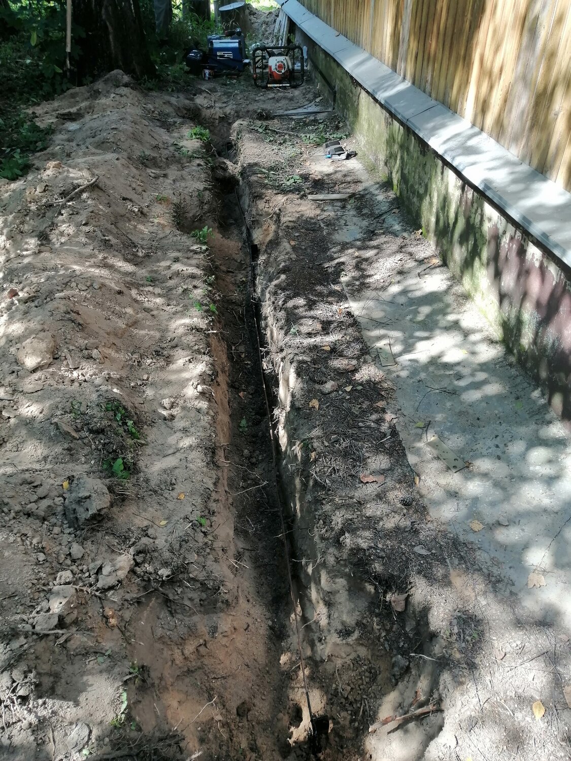 дренаж участка от грунтовых вод, подбетонка для бутового фундамента, поверхностный дренаж, глубинный дренаж, вибрирование фундамента