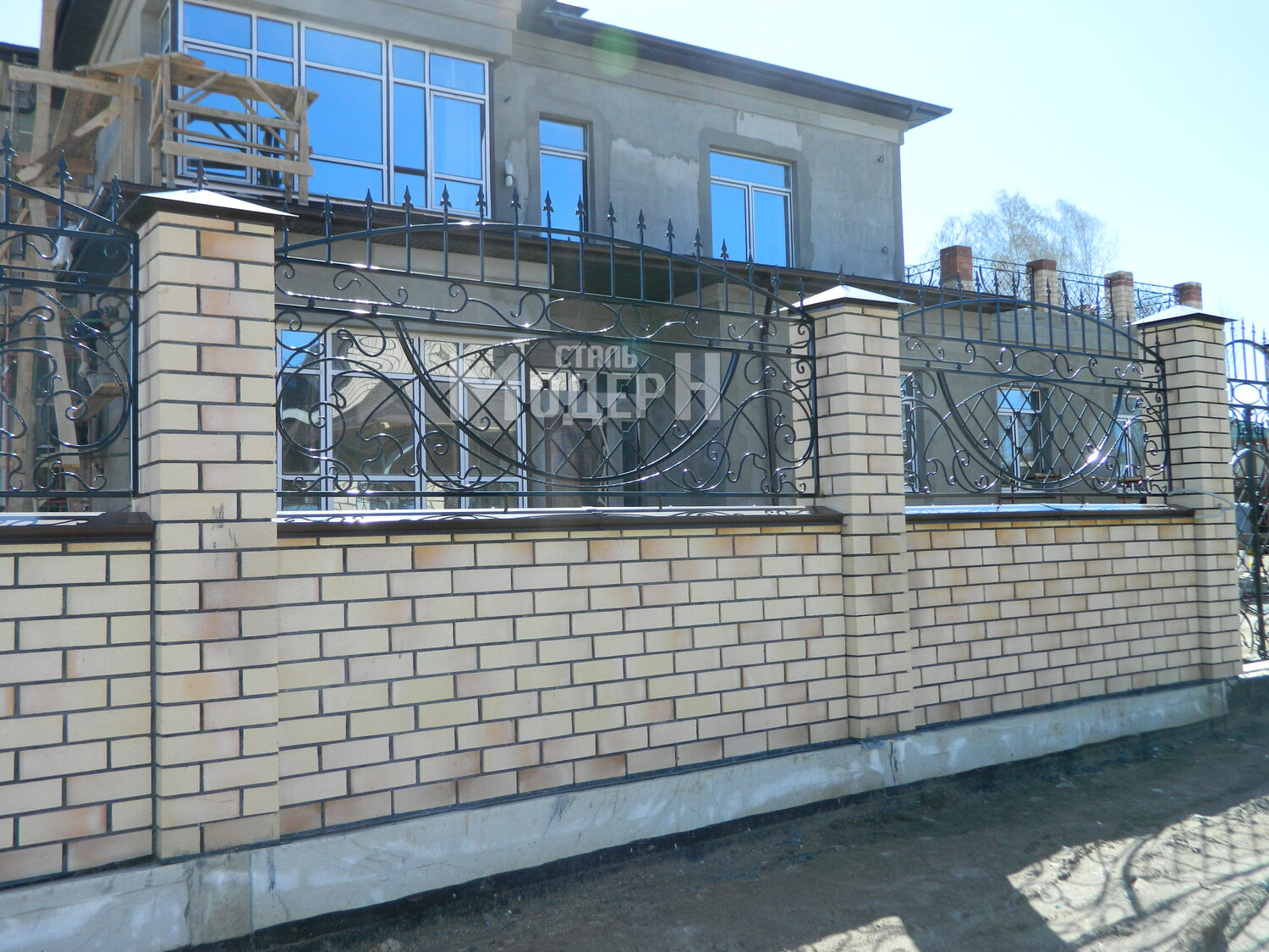 забор, забор из кирпича и ковки, забор из кирпича с ковкой, кирпичный забор, двухсторонний забор из бетона