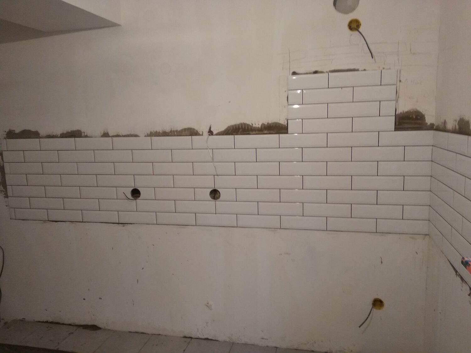 укладка фартука из плитки на кухне кабанчик, укладка фартука на кухне, укладка фартука, укладка плитки на кухне фартук, укладка фартука на кухне затирка