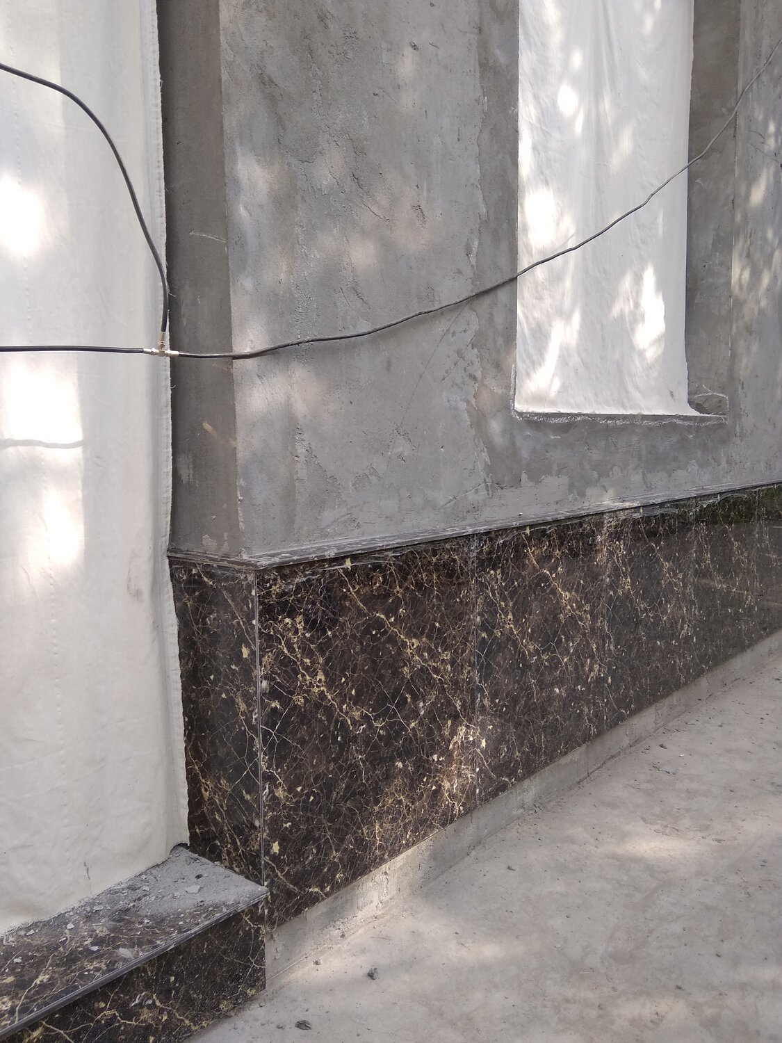 отделка цоколя фундамента гранитом, монтаж гранита, тан браун гранит цоколь, крепление натурального гранита, гранит