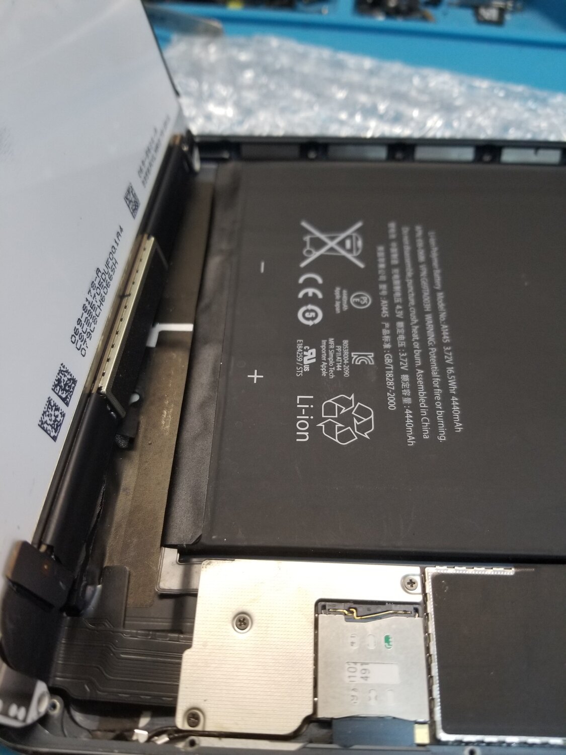 ipad mini 2 без экрана, крепление батареи айфон 7, айпад мини 5 конструкция ремонт гнезда аккумулятора, battery ipad mini 2, ipad mini 4 nand