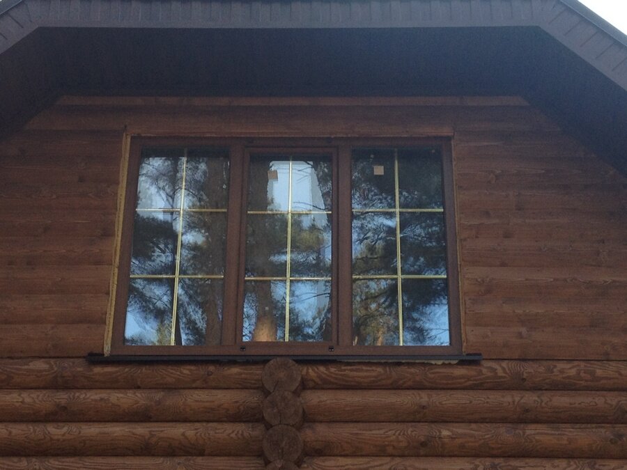 наличники в деревянном доме, окна в деревянном доме, окна со шпросами в деревянном доме, наличники на окна в деревянном доме срубе, деревянный дом