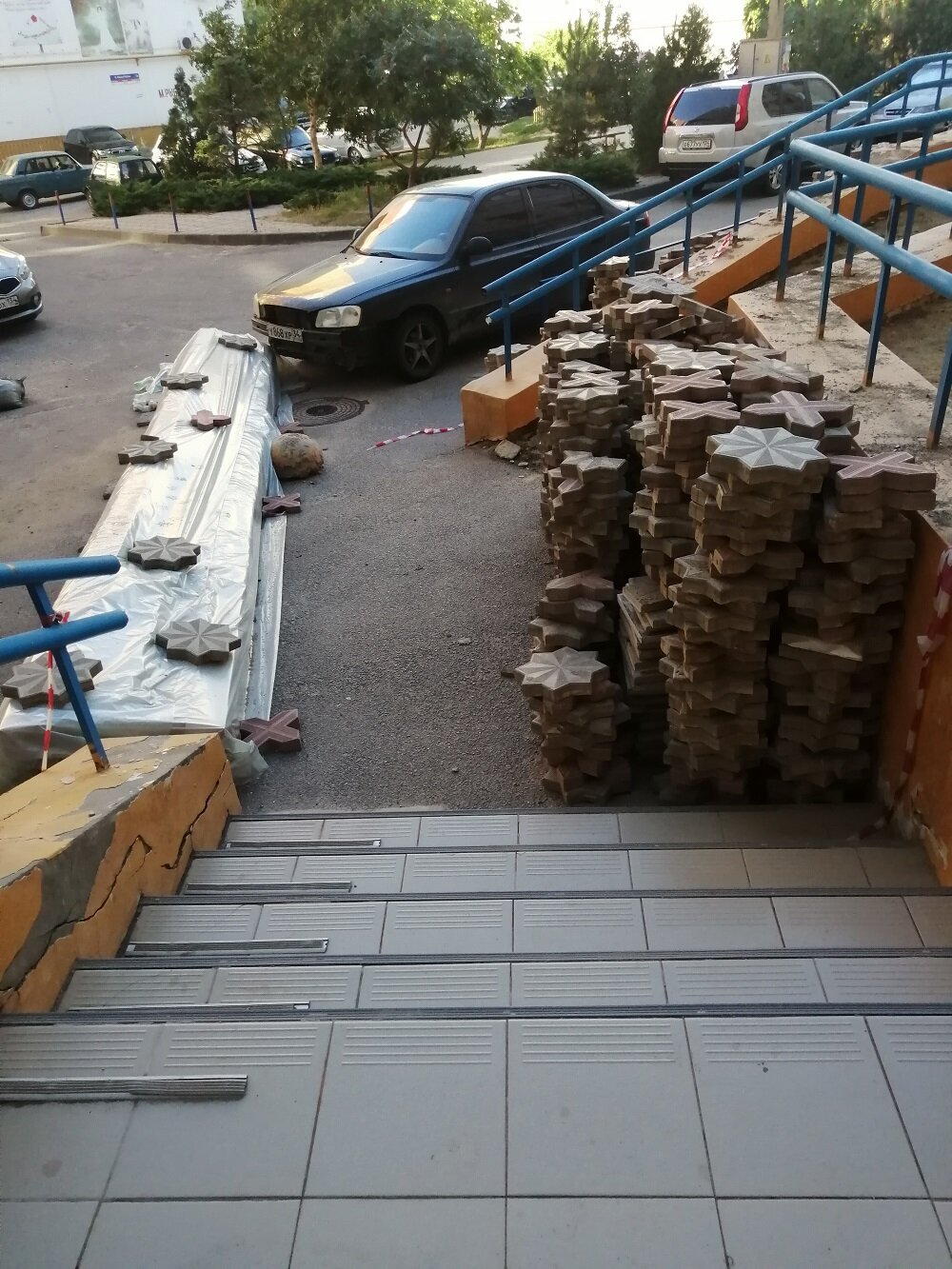 постройка тротуарная плитка, строительный тротуар, тротуарная плитка в гараже, тротуарная плитка, механизированно ложит брусчатку поребрики