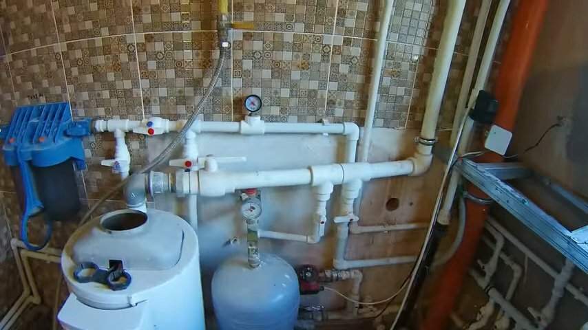водоснабжение, разводка водопровода в частном доме, разводка воды в подвале, трубы водоснабжения в туалете, котельная полипропилен