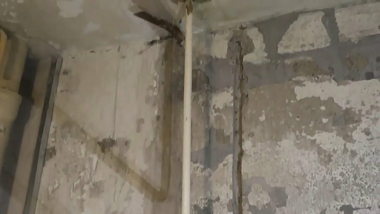 подготовка стен в панельном доме, штробление стен под проводку в панельном доме, стен, ремонт, монолитный дом санузел без отделки
