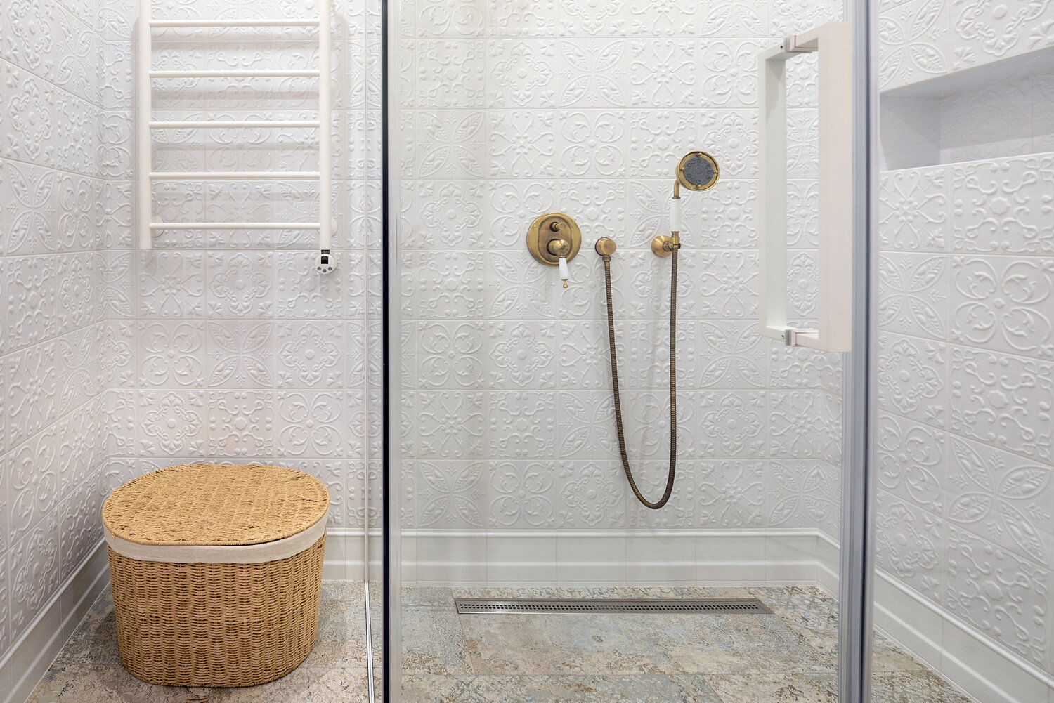 ванная комната, душевая в скандинавском стиле, shower, стойка для душевая кабина, скамья в душевой