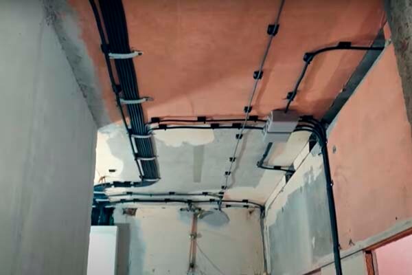электромонтаж, разводка электрики по крыше, электропроводка в панельном доме, прокладка проводов по потолку, электромонтажные работы
