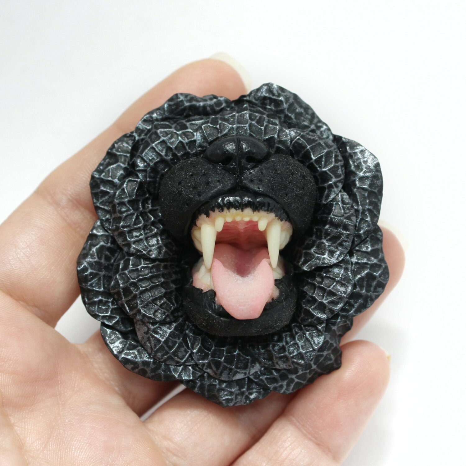 украшение, зубастые украшения из полимерной глины, черные розы, черный камень, брошь