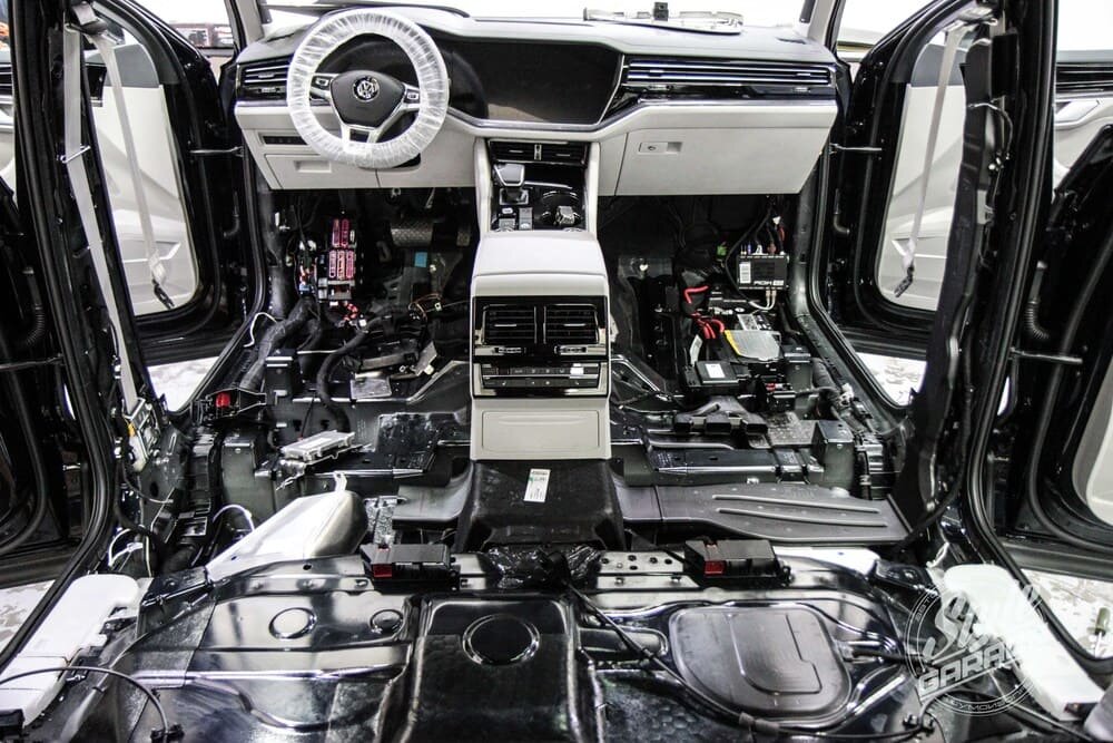 шумоизоляция фольксваген туарег, шумка volvo xc90, шумоизоляция audi q5, шумка ауди q5, штатная шумоизоляция bmw x1