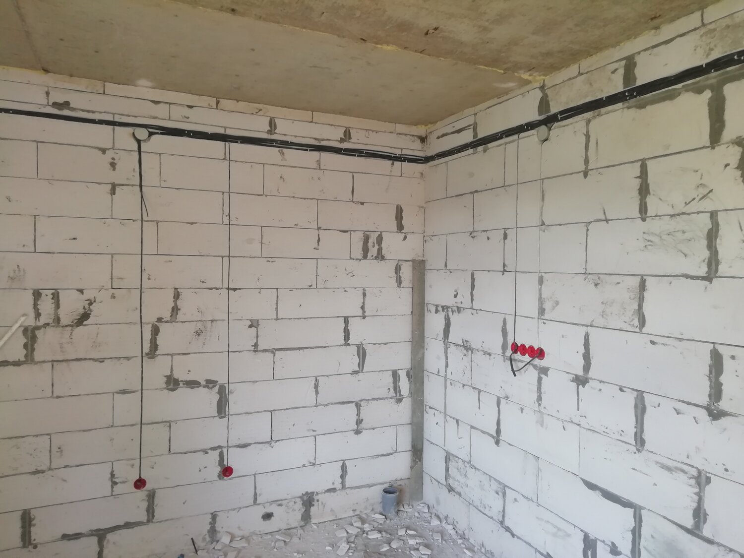 электромонтаж, электромонтажные работы, штробы в перегородках, помещение, штроба